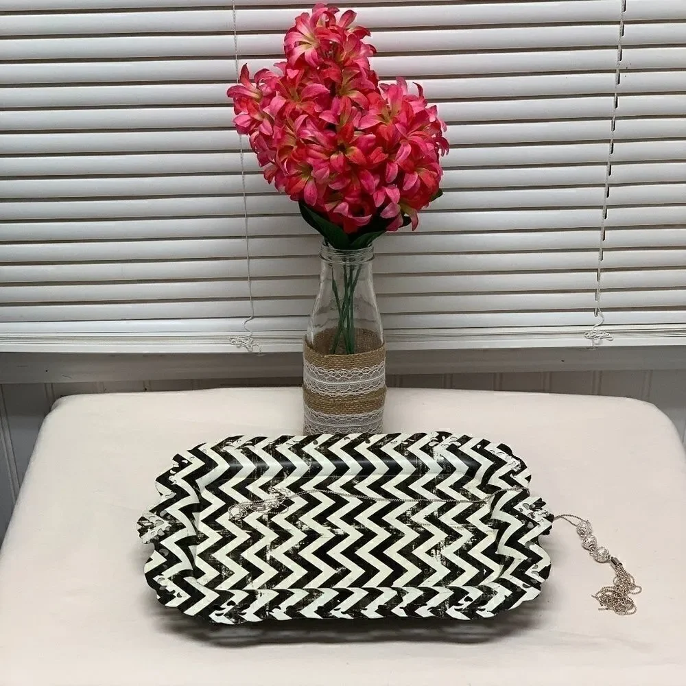 NWT Beautiful Set of Two Decorative Trays